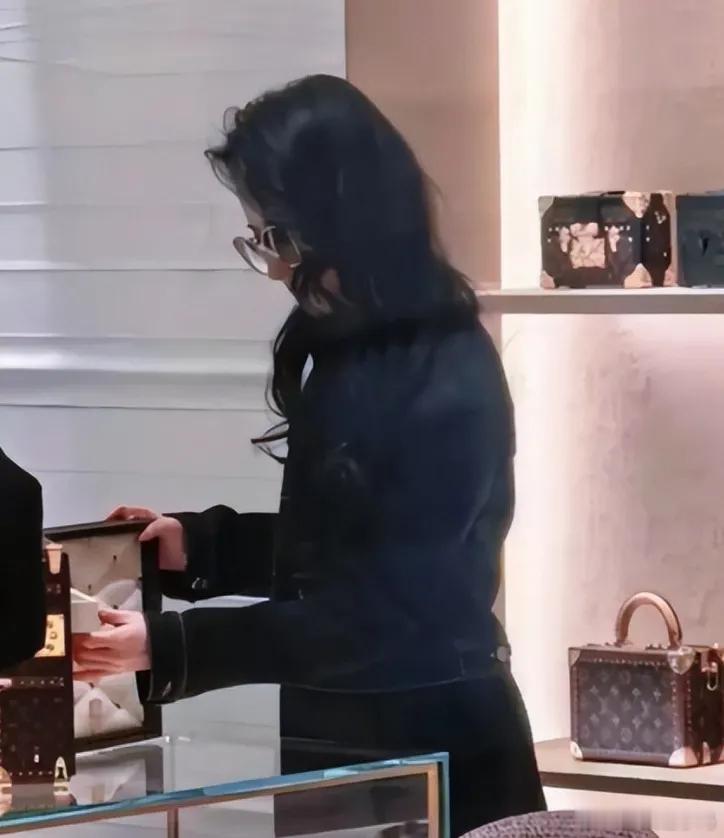 刘亦菲在北京三里屯逛LV店，大波浪卷配上一身黑，皮肤白到发光，让大家梦回《玫瑰的