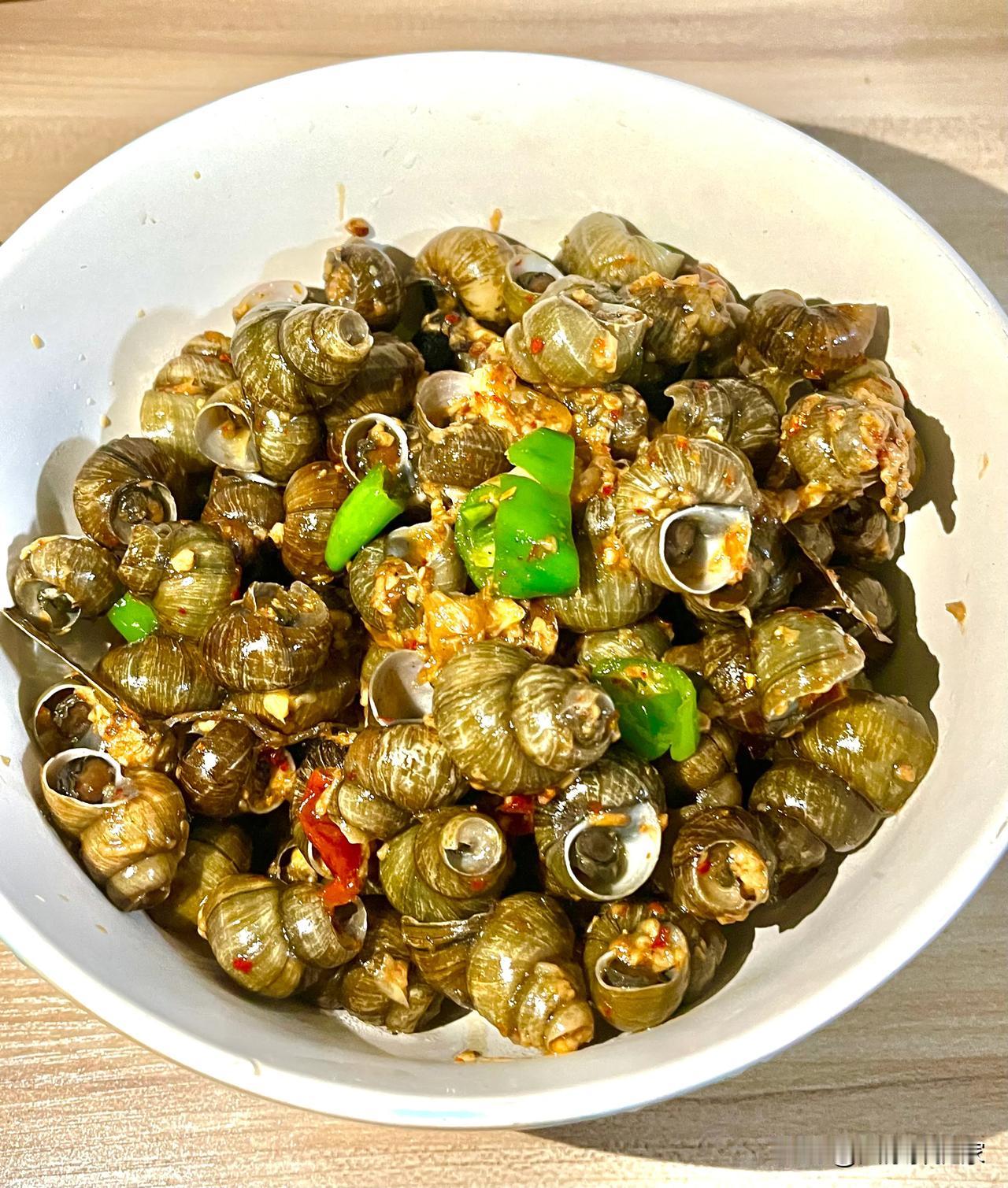 螺丝做起来真的太麻烦了
大概需要一两个小时
从清洗到下锅焖还有浸泡入味
但是又挺