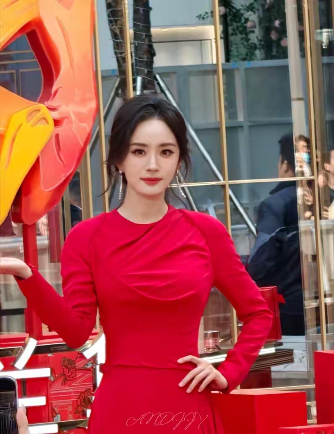 果然，“红”气最养人，[送心]我幂[心]雅诗兰黛商务营业造型好好看[舔屏]稳稳压