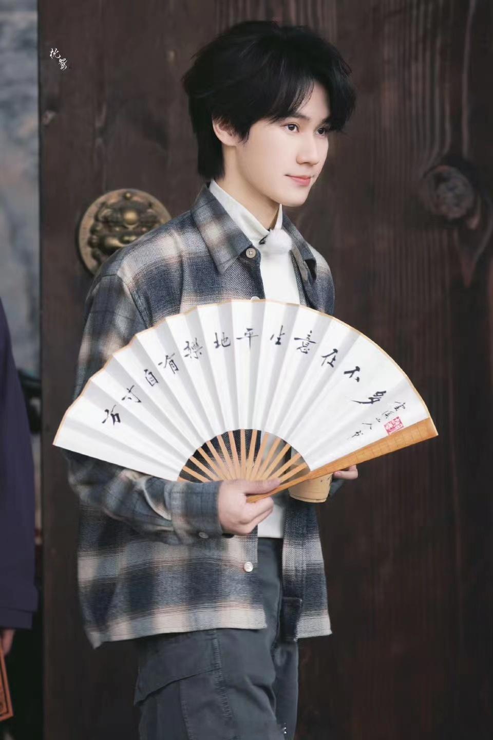 #张真源奔跑吧摇扇路透# 张真源摇扇简直就是翩翩公子啊，奔跑吧真的把我养的很好#