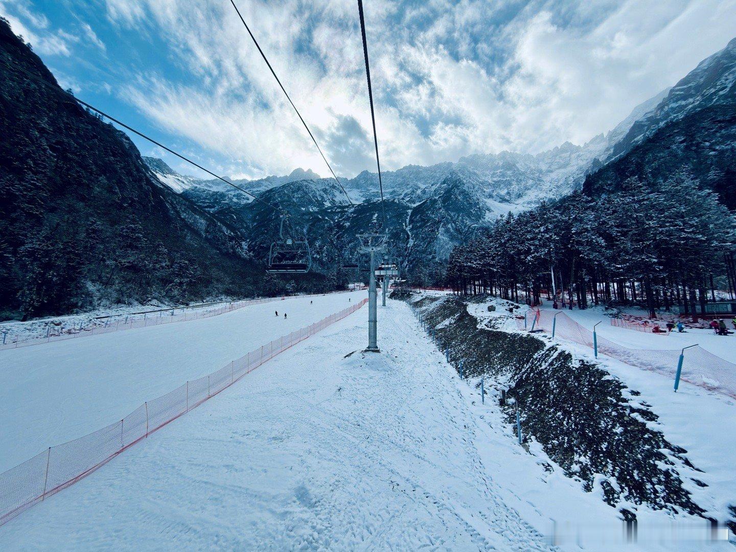 挑战了进阶雪道，摔得两个猛男怀疑人生了下次还得带护具啊米帅的车生活 阿坝·汶川羌