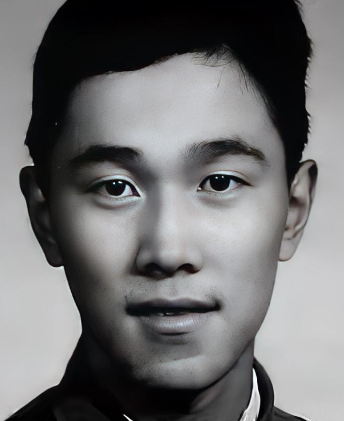 一个汉奸小队长，正拿蘸了凉水的皮鞭，抽一个地下党。抽到一半，手停在半空，因为发现