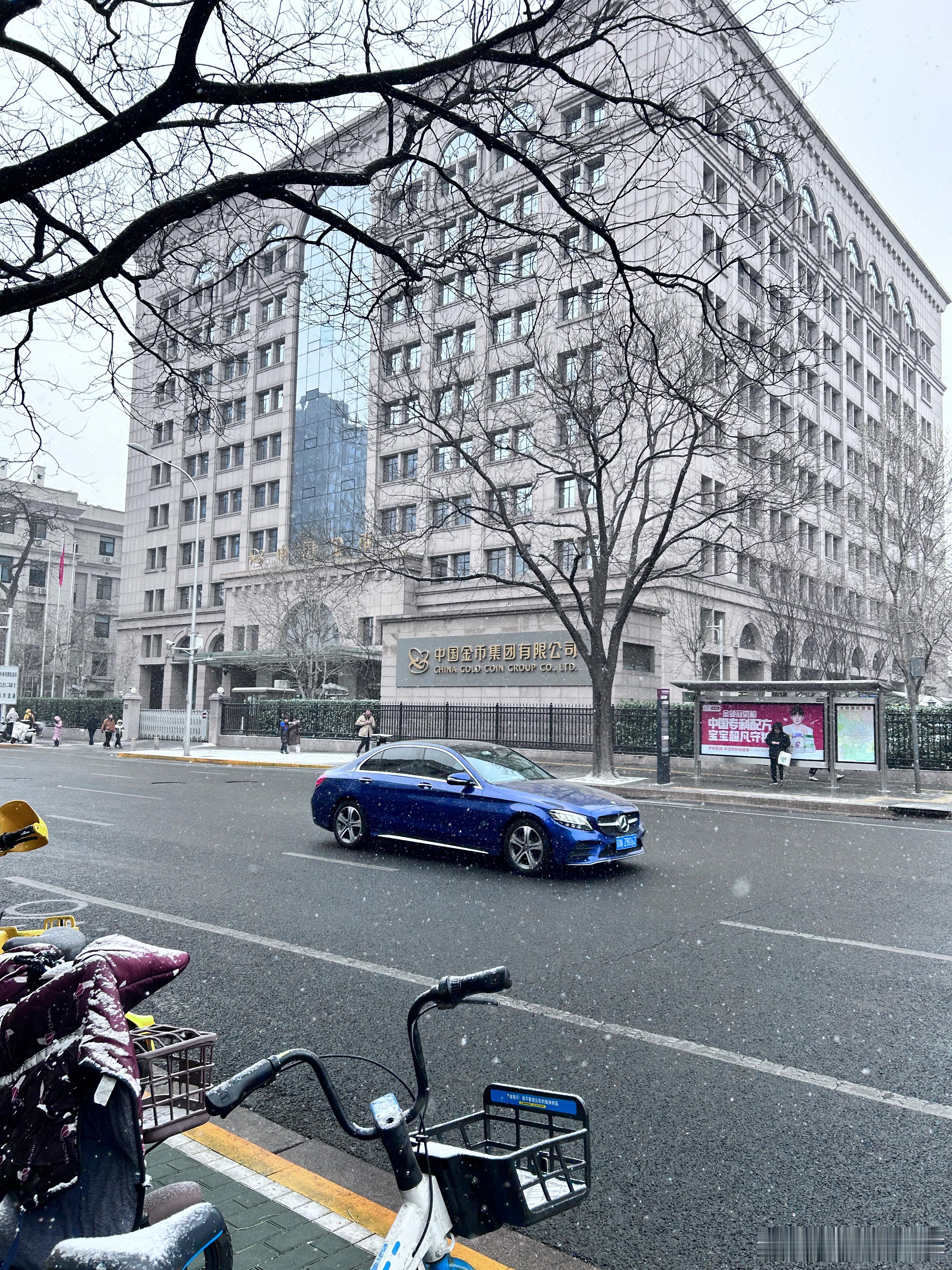 在大风加持下，北京今天的体感温度得有零下20度。太太太冷了沃日，送外卖翘不料啊我