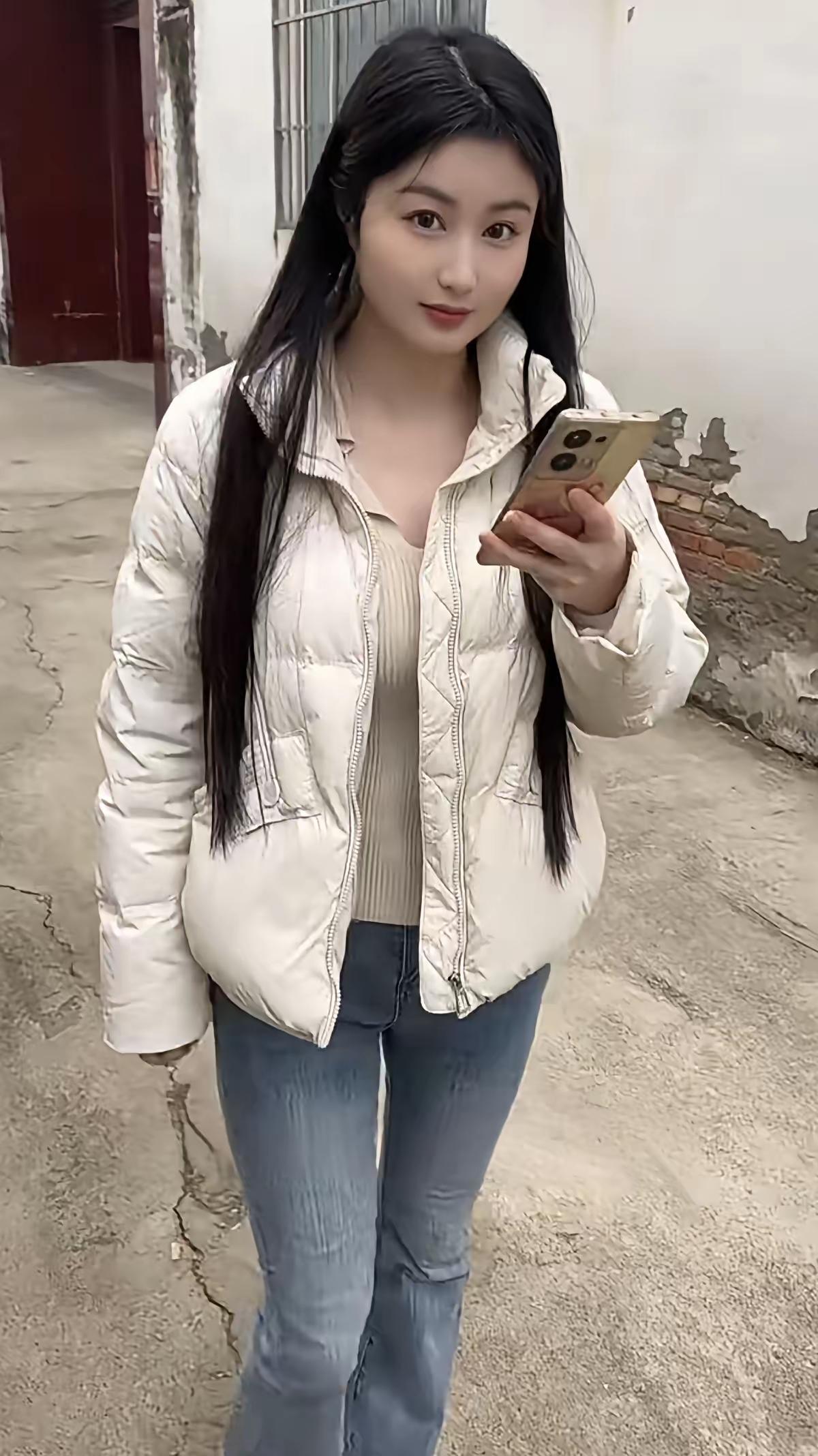 四块玉·夫夸妻
忽赞扬，心暗量，
料他有事要商量。
从容静对休慌张，
且看他，怎