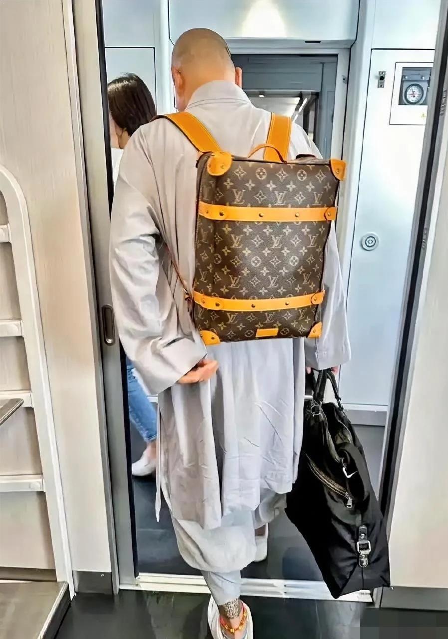 一个出家人，颠覆了我的认知。

背上金灿灿的LV背包，普通人一辈子都买不起。
脚