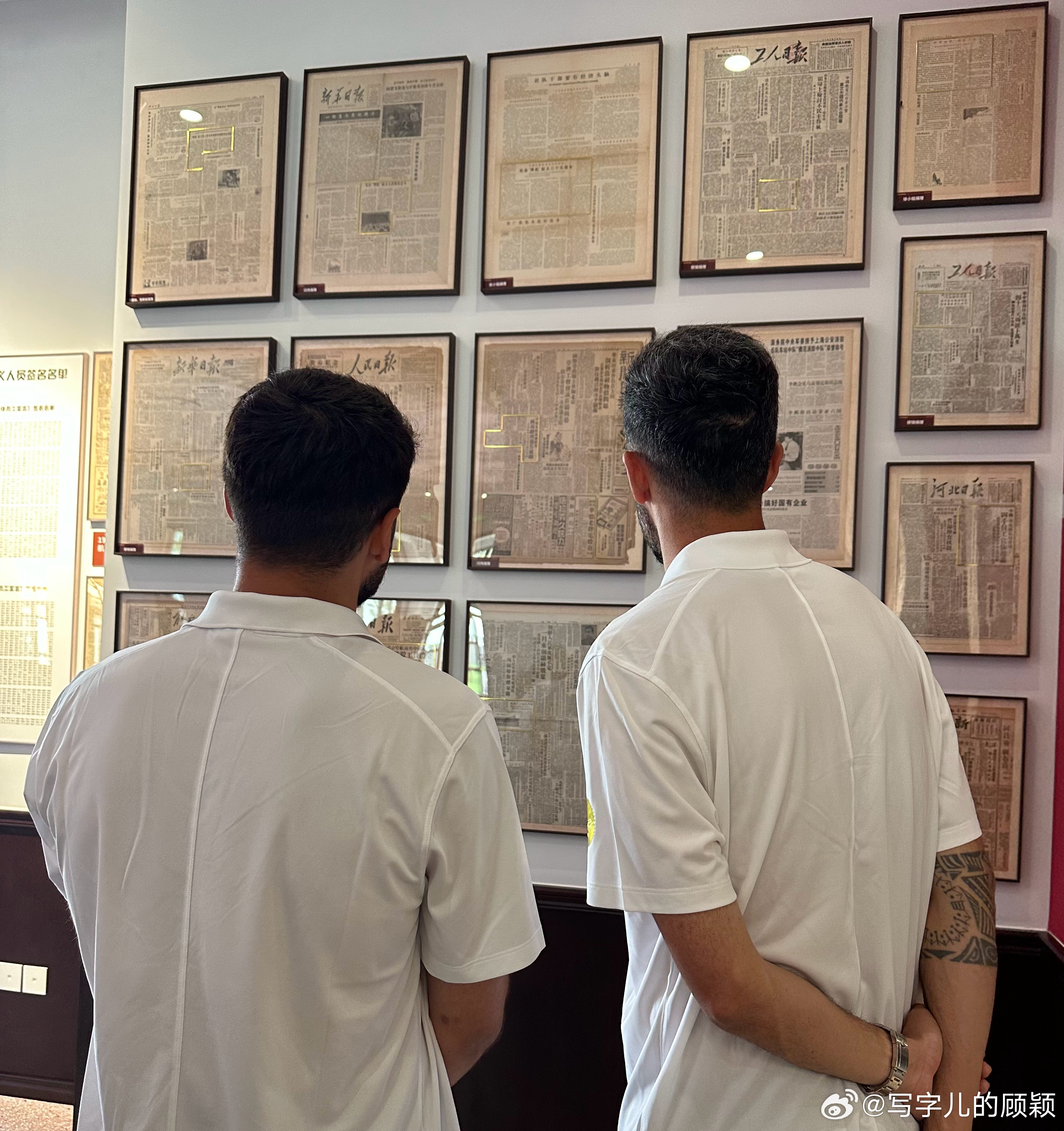 上午跟基莱斯提西班牙0:0佛得角，基莱斯晃晃脑袋说，才踢了一场，再看看……又跟哈