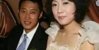 结婚那天，他们在协议上签下了彼此的"死期"
 
2013年盛夏的西安兴庆宫公园，