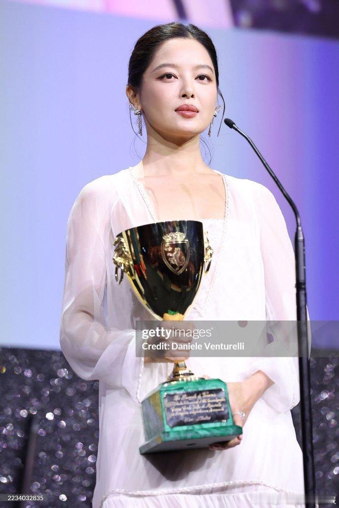 编剧看了《花少》里辛芷蕾的表现，推荐她出演《日掛中天》，节目中的呈现成为她与作品