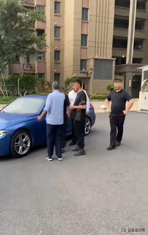 江苏太仓，某小区突然对停车位收费，每天4块钱，业主不同意，和物业工作人员发生争执