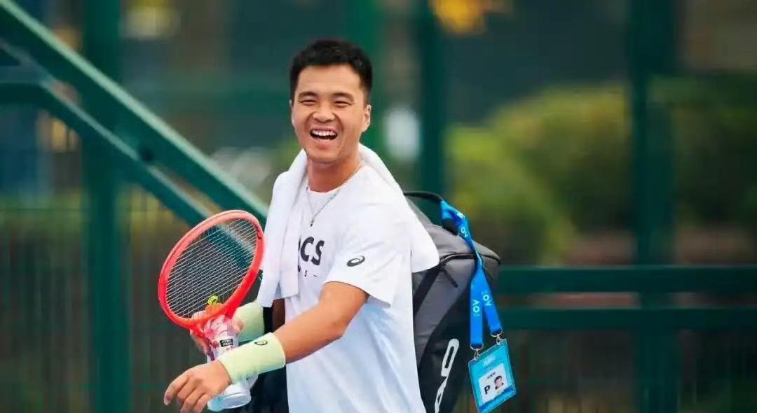 男网最近不多见的连胜，一个拼命为了排进法网资格赛，一个为了法网正赛。
武宁CH5