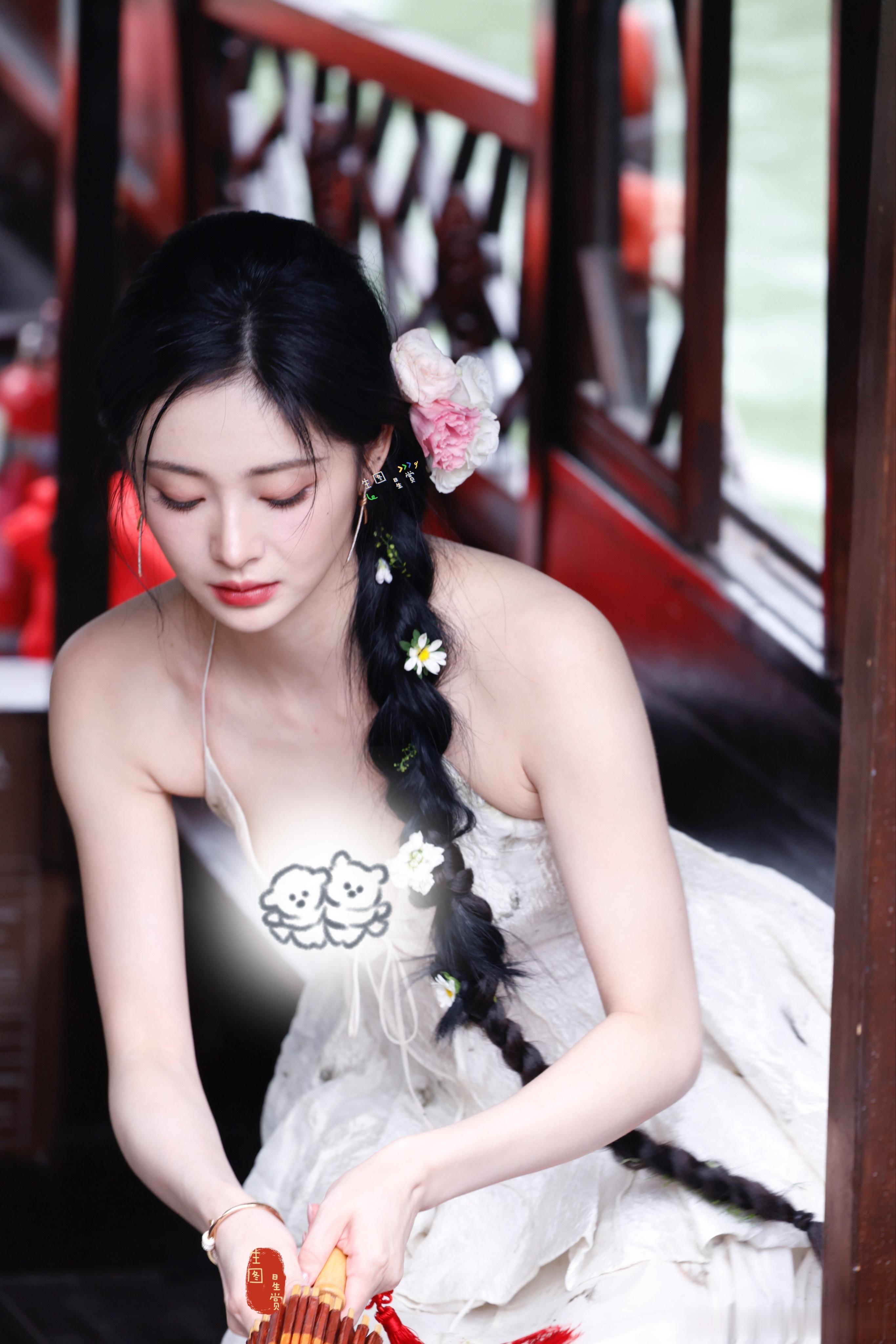 周洁琼江南美人具像化了烟雨漫过亭台池畔，簪花编发搭配浅杏色古风裙衫，眉眼柔和自带