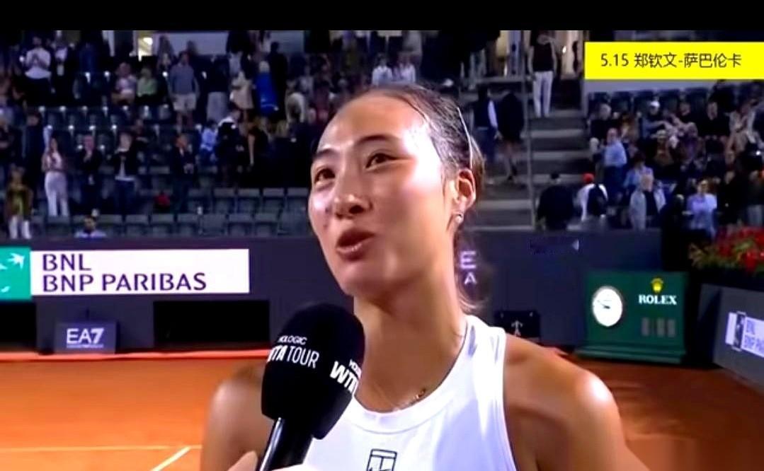 很多人都忘不了郑钦文上次哭的样子。
镜头怼着脸，她把头埋在毛巾里，肩膀一抽一抽的