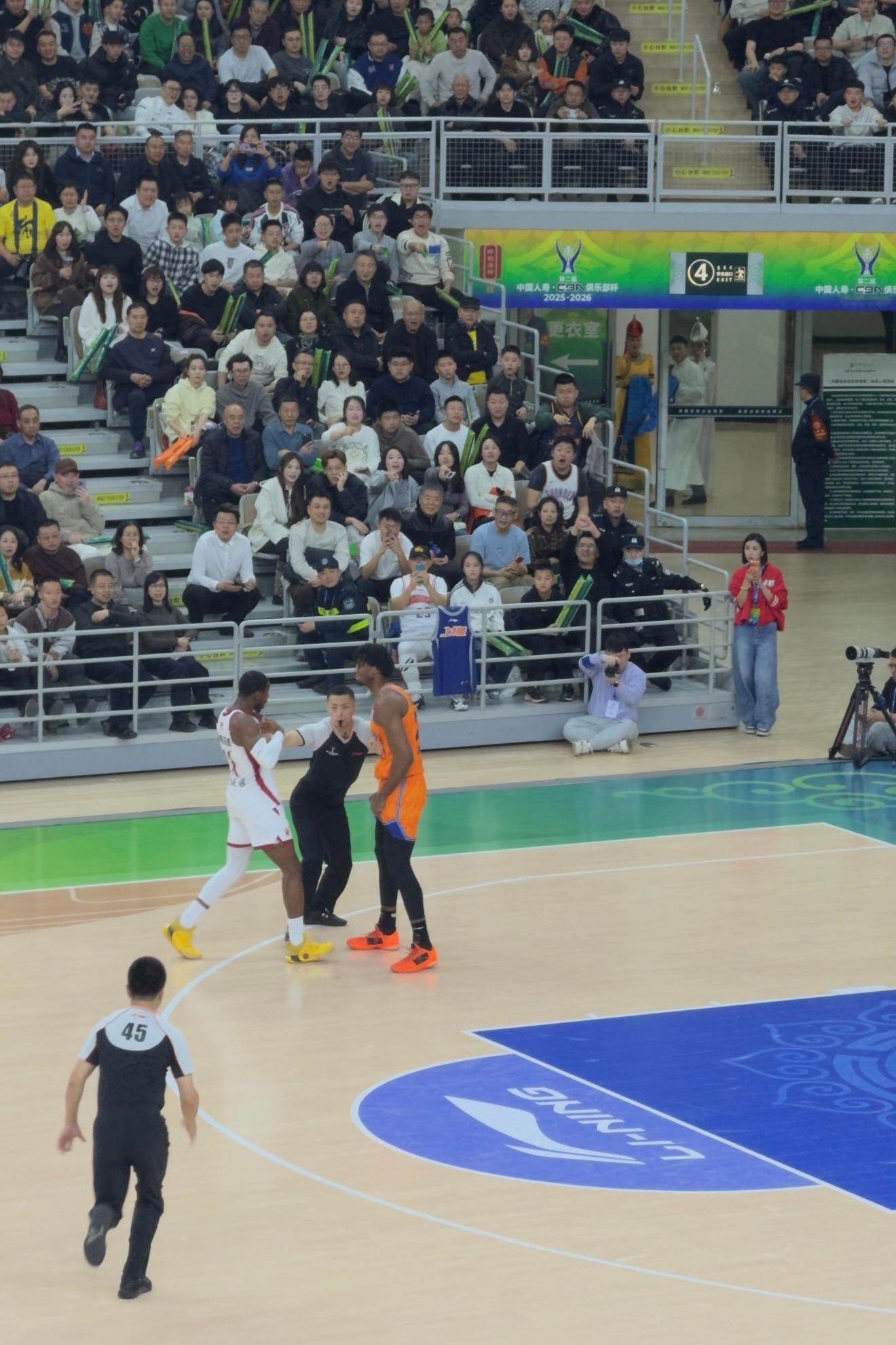 怀特塞德和迪亚洛俩人冲突起来，裁判隔中间是不是也有点慌cba俱乐部杯赛