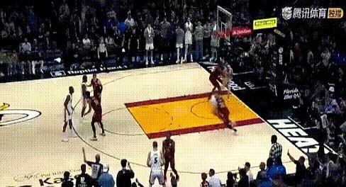 一个关键时刻，哈克斯用无球跑动空篮下，成了比赛的隐形杀手。

这不仅仅是一记精彩