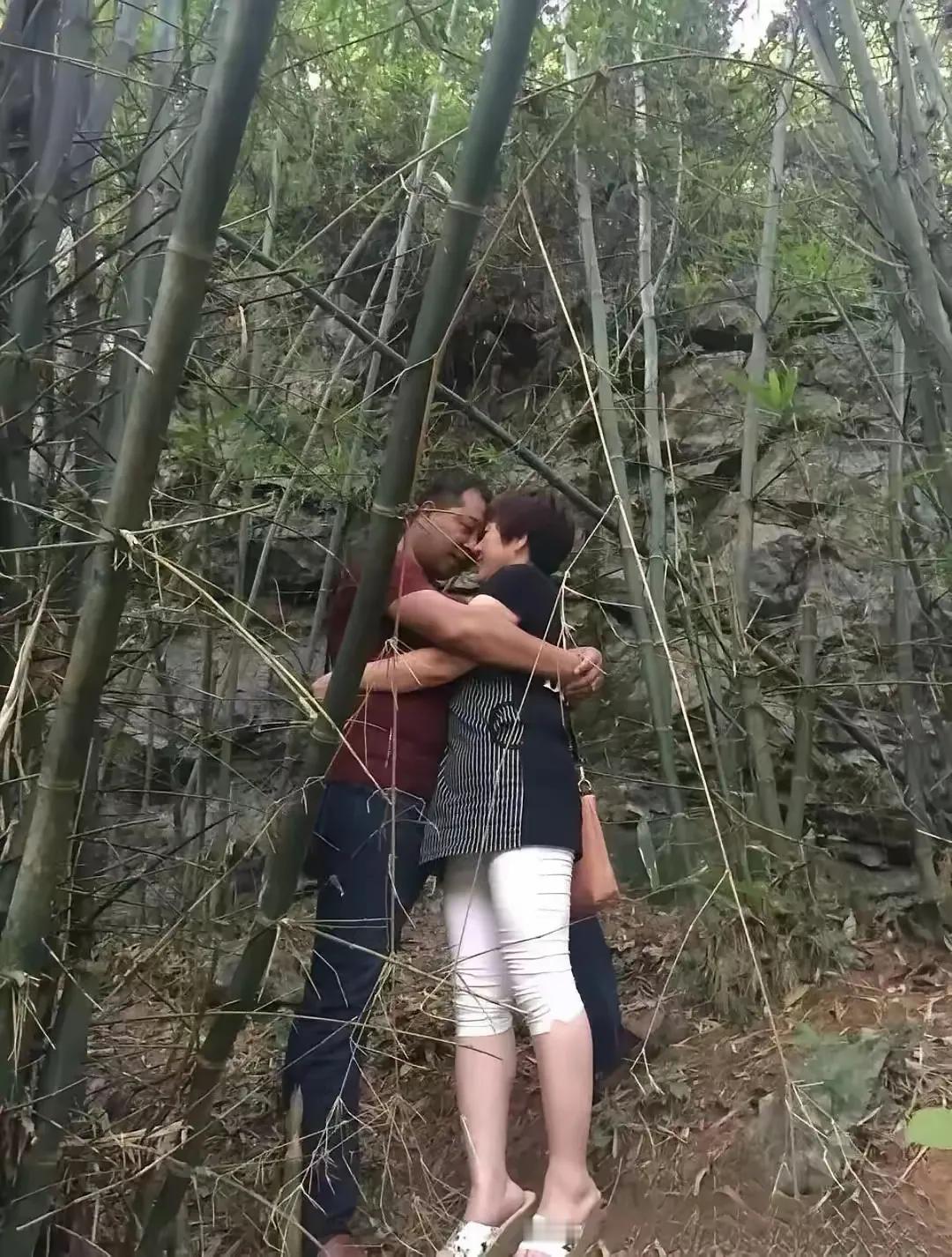 相爱容易离别难！一对恋人在宁静的山谷中，热情相拥，卿卿我我，相互倾诉，两人四目相