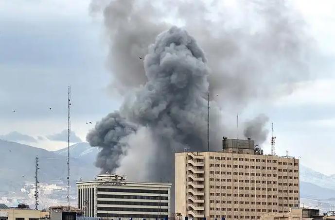 特朗普真是想不到，伊朗能硬成这样，以色列也真是大疯子！以色列战机又冲进德黑兰，对