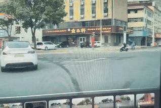 在这里开车，
十二分精神是远远不够的。
每一个都是包吃包住套餐。