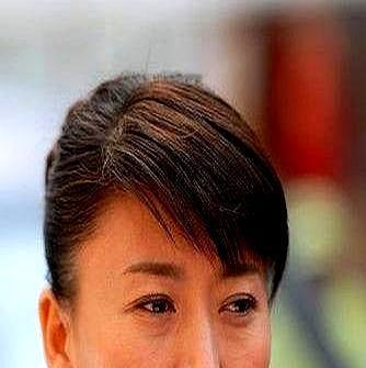 135块。
干10小时。
横店城墙根下，等活儿的眼睛，比凌晨的天还灰。
春节涨到