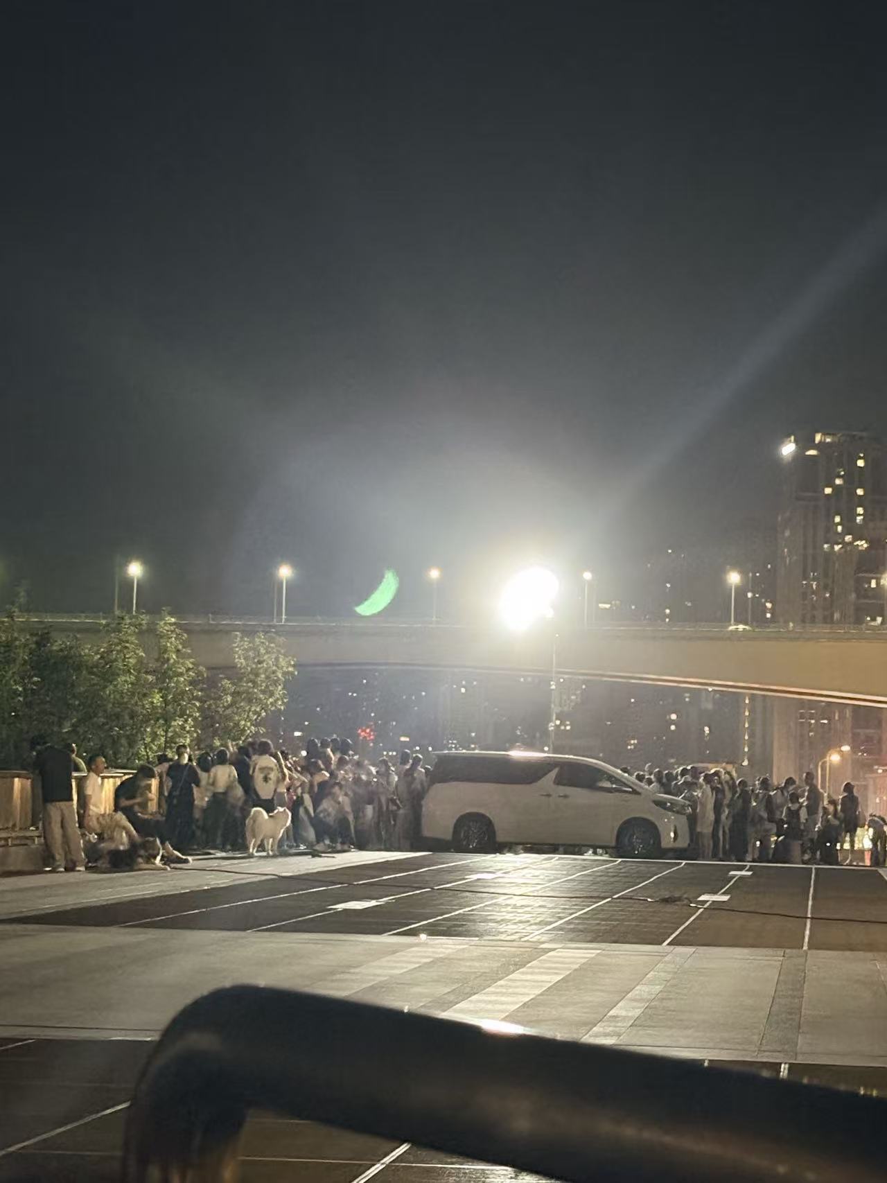 好可怕 一边看路透 一边为小橘橘捏把汗这个班上的真是胆战心惊还没上车就围着了能不