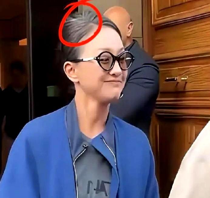 满头白发，一脸皱纹，51岁的周迅就这么去了巴黎时装周。
 
路人镜头怼脸拍，她也