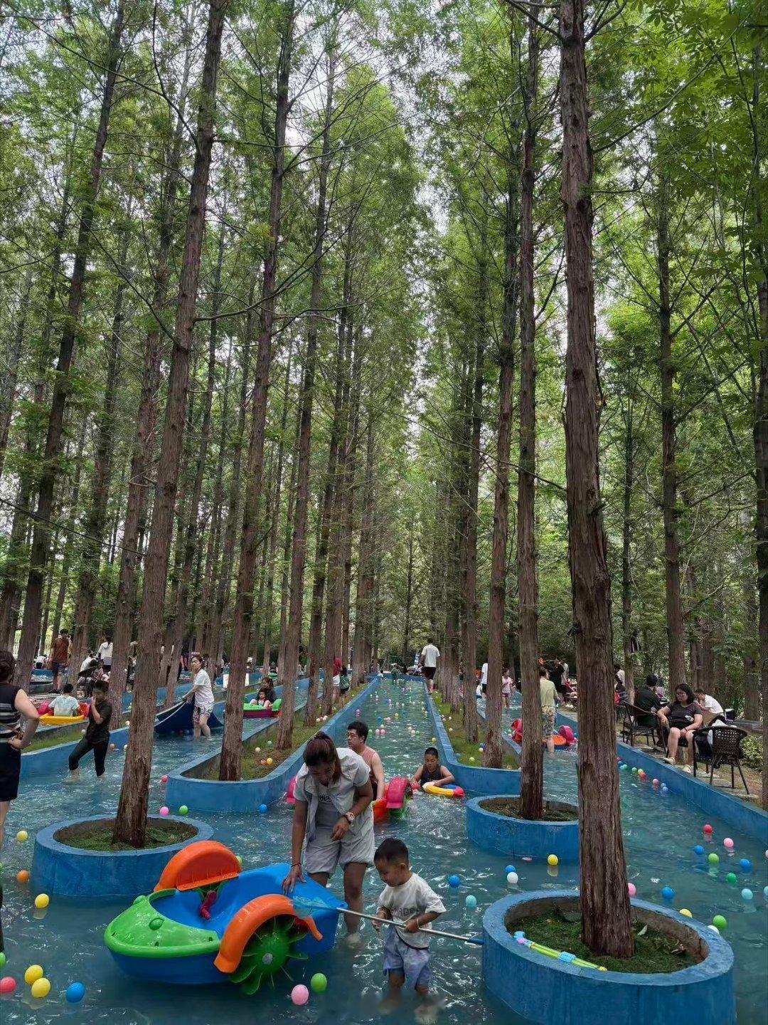 【在济南街头偶遇了夏日惊喜】三伏天的泉城济南持续高温，而暑期玩水热潮也随之愈演愈