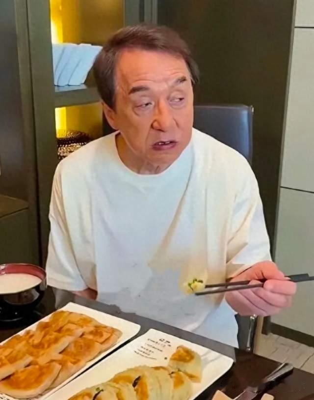 岁月是把杀猪刀，72岁的大哥成龙素颜照。