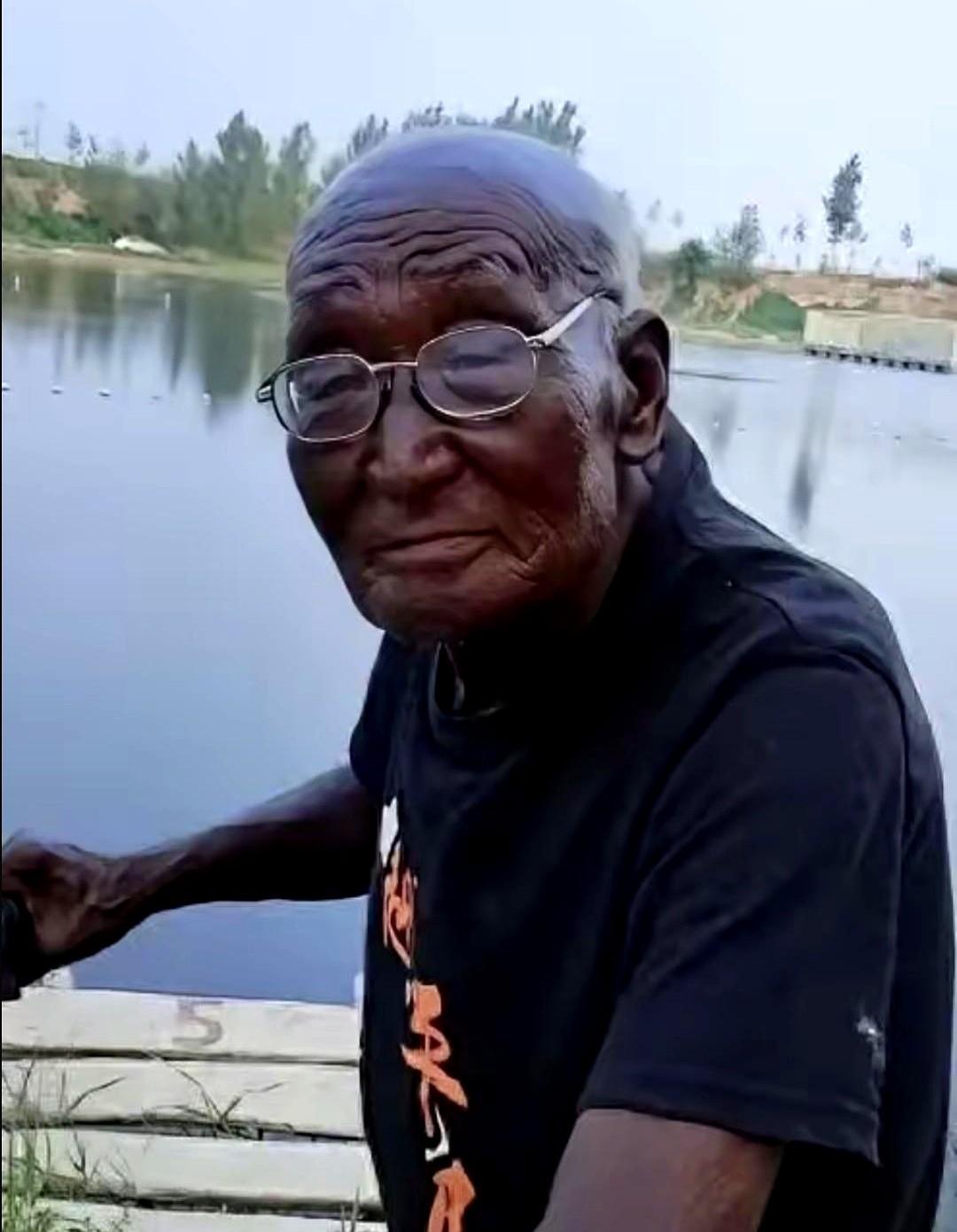 一场感冒到离世，只有5天。

河北唐山的安国勇，75岁的“巧克力大爷”，走了。他