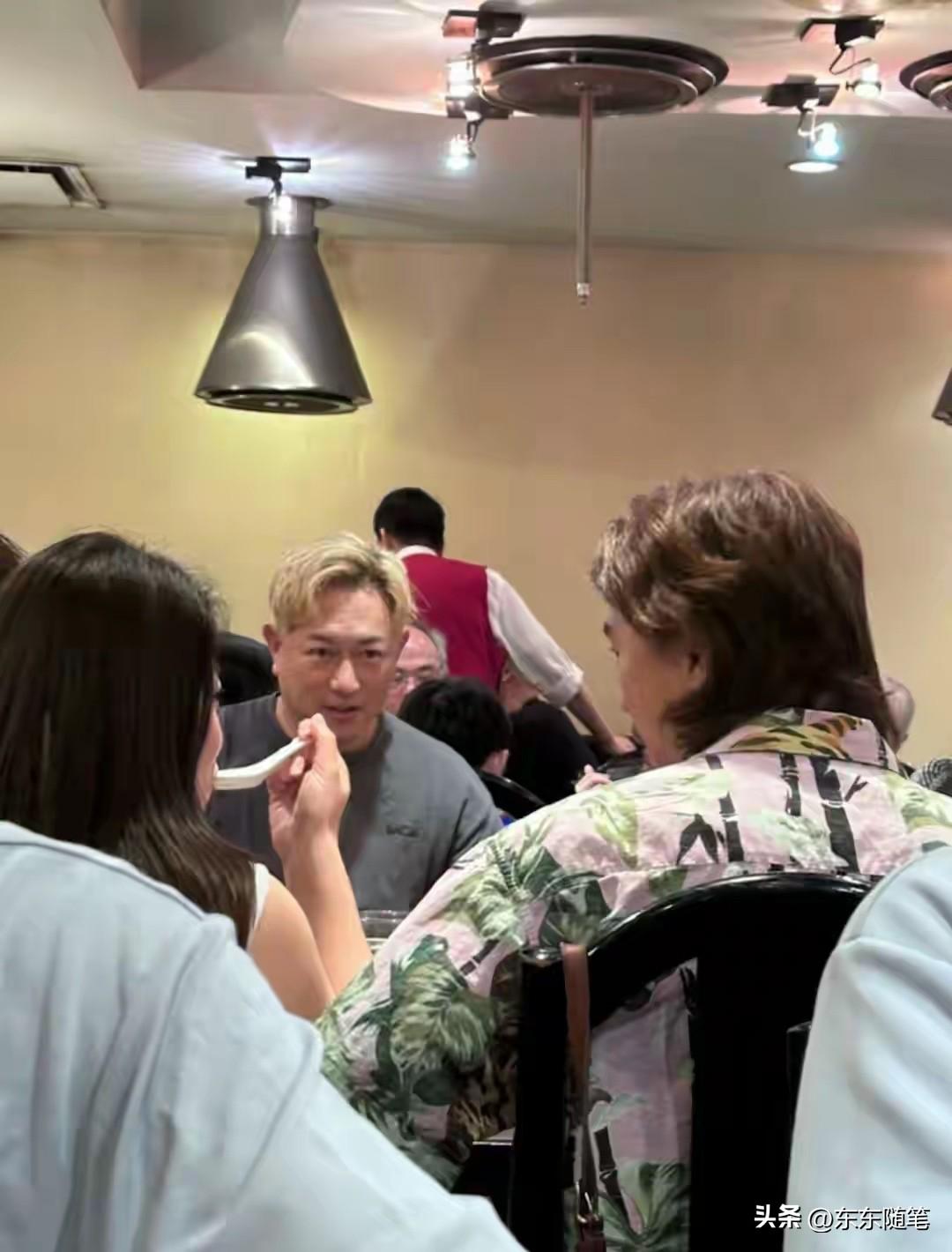 48岁陈键锋温哥华近照曝光，金发圆润吃火锅状态松弛

    近日，有网友在温哥