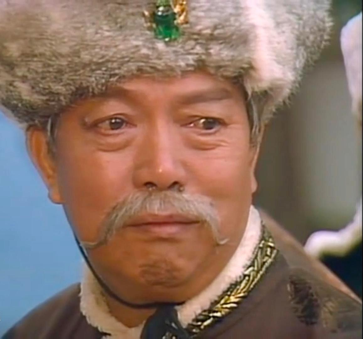 黄新是上世纪香港影坛、TVB黄金时代金牌配角演员，1926年生于香港，早年从事场