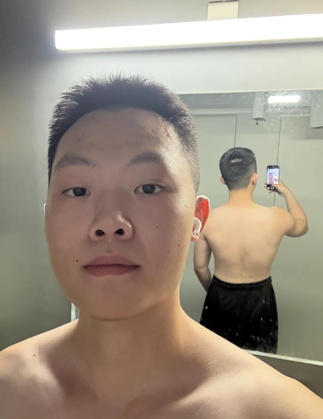 📷
憨厚老实人 该吃吃该练练