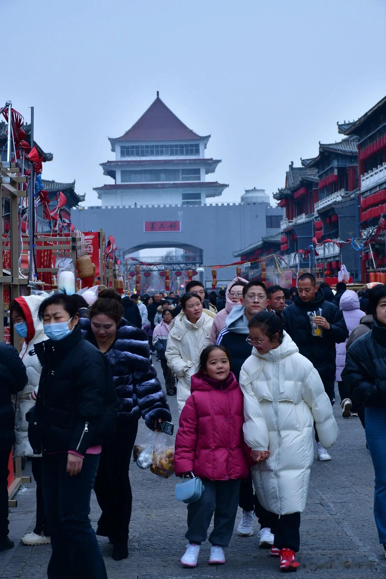 清风楼府前街的年味真的是十分浓郁！在2025年1月19日的迎春节、促消费主题新闻