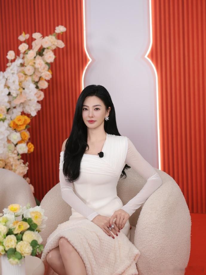 没认出来是张雨绮救命！张雨绮这颜值杀疯了！身段和颜值都超能打，状态好到爆，不说真