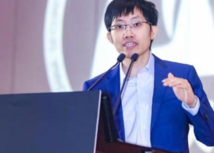 不到一年，从被推上神坛的“救世工具”，跌落成“人人喊打的风险源”，AI的口碑急转