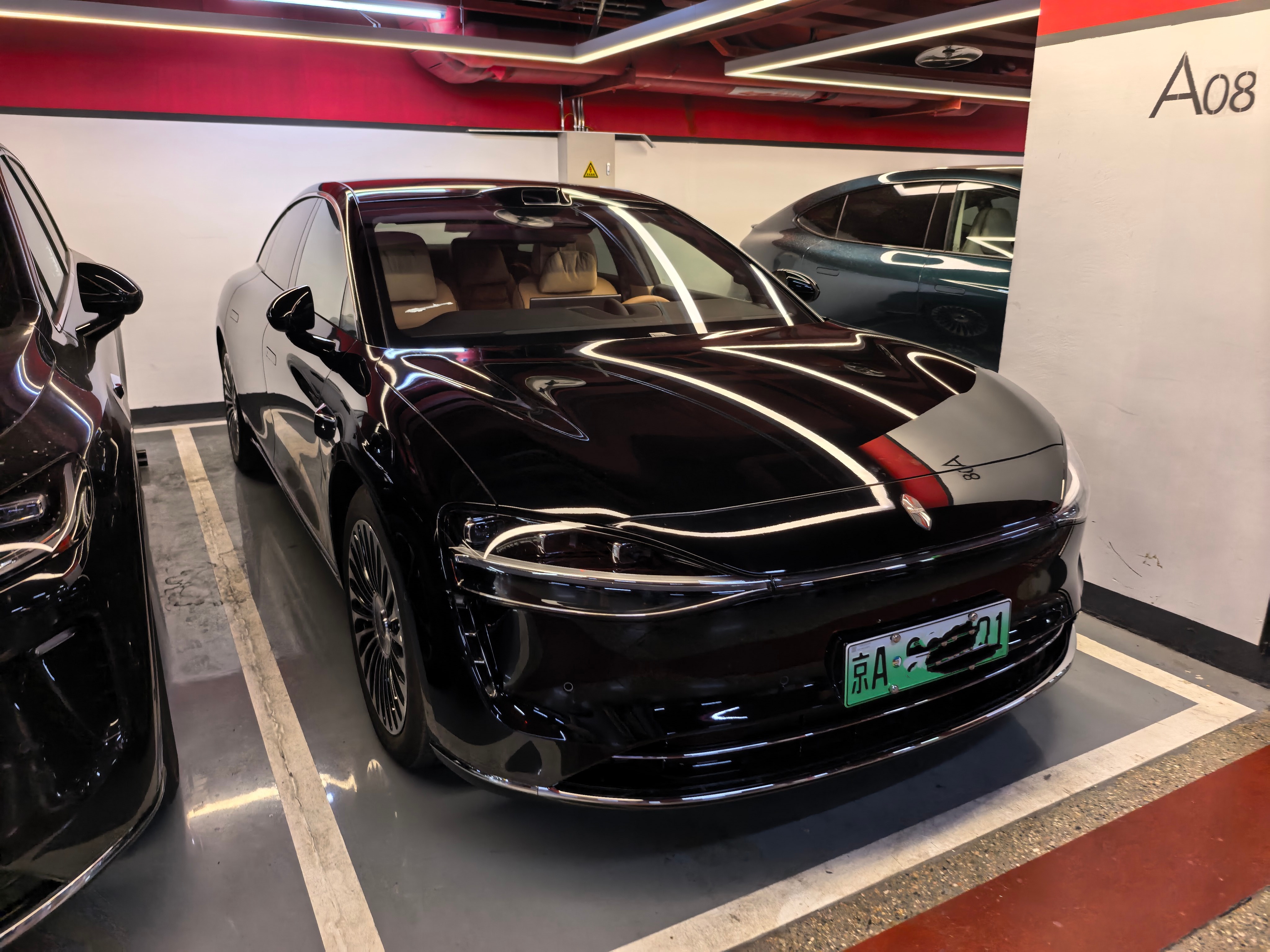 来北京一个商场吃饭，地库发现一辆享界S9，黑色漆面看着质感真好。 