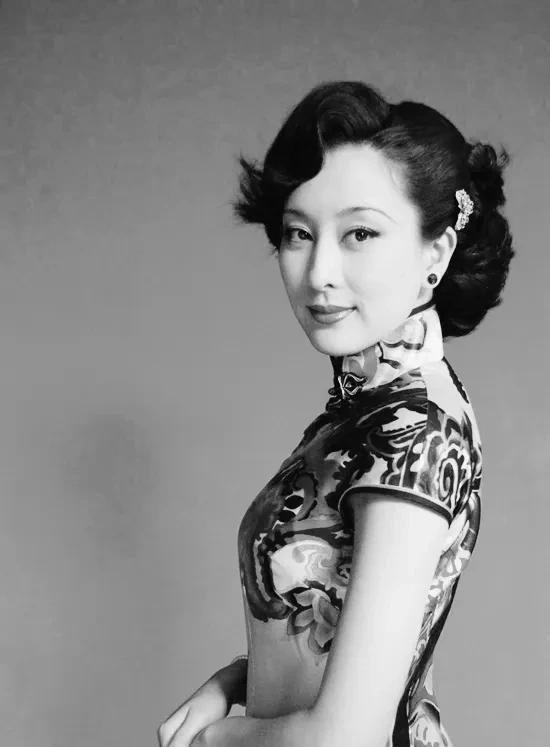 1940年2月，一个旗袍女子被带到了荒郊野外。临死前，她提出一个要求：“白日青天