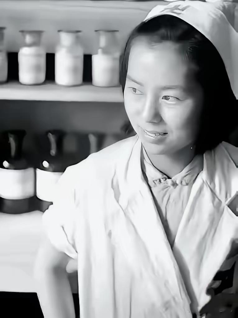 1927年陈赓腿伤住院休养，在他熟睡时，一名姓李的护士悄悄凑到耳边，告诉他赶紧撤