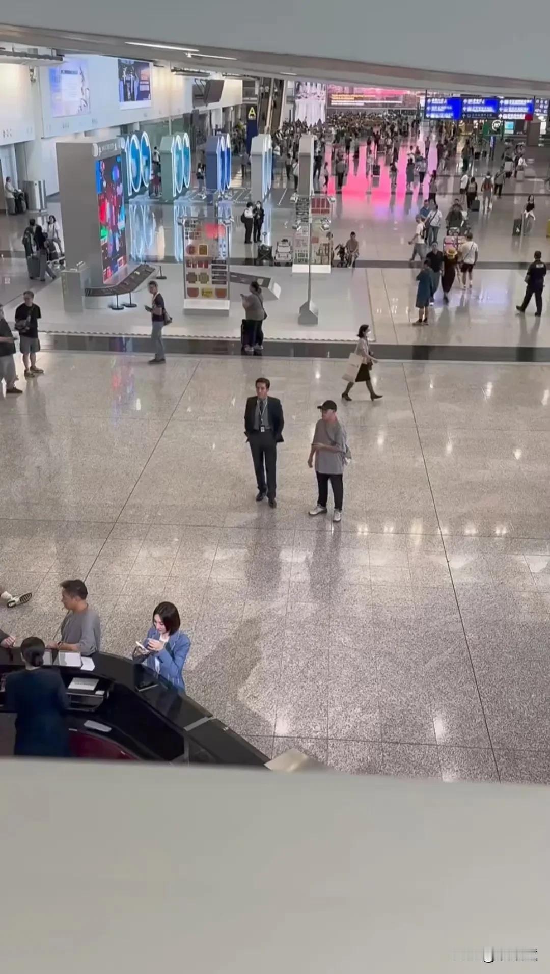 今天，不少人在香港机场目睹TVB正在拍摄《飞常日志2》。
从第二层高处俯瞰，会发