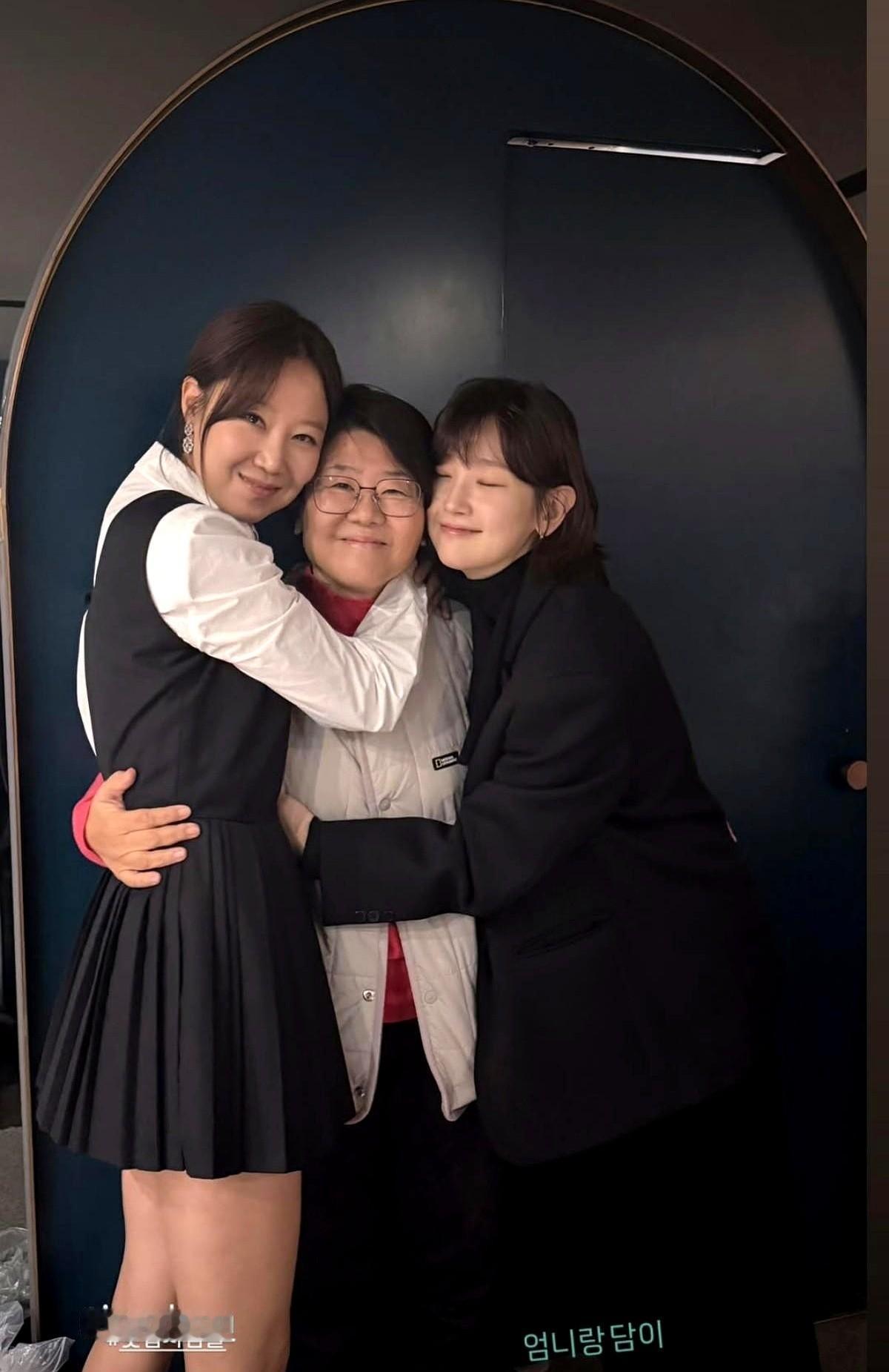 说句扎心的话，现在还在朋友圈晒包包、晒豪车的，那都属于“初级段位”。
看看人家孔