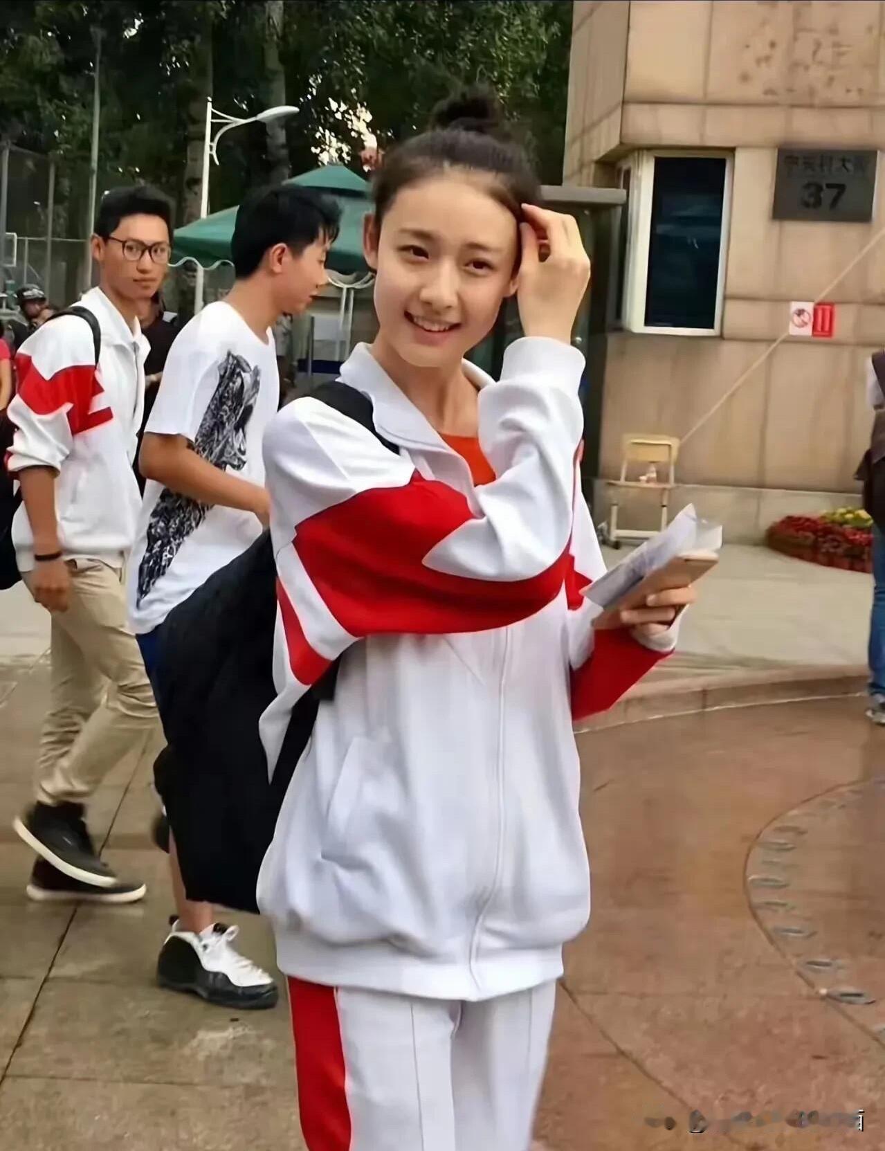 什么叫少女感，这就是。看她满是胶原蛋白的脸，还有精致的五官，这才是真正的出水清芙