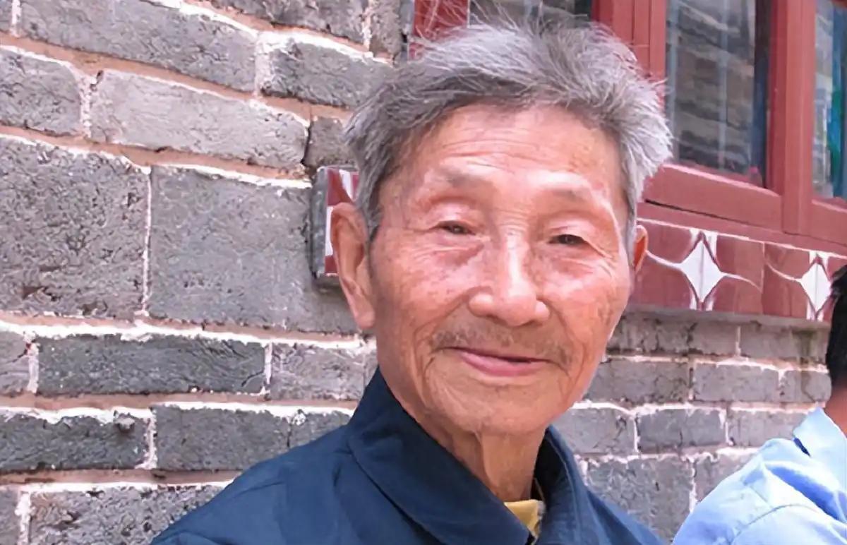 1979年 ，一位老人为了证明自己是老红军，不顾危险在北京拦下一辆军官的车，眼看