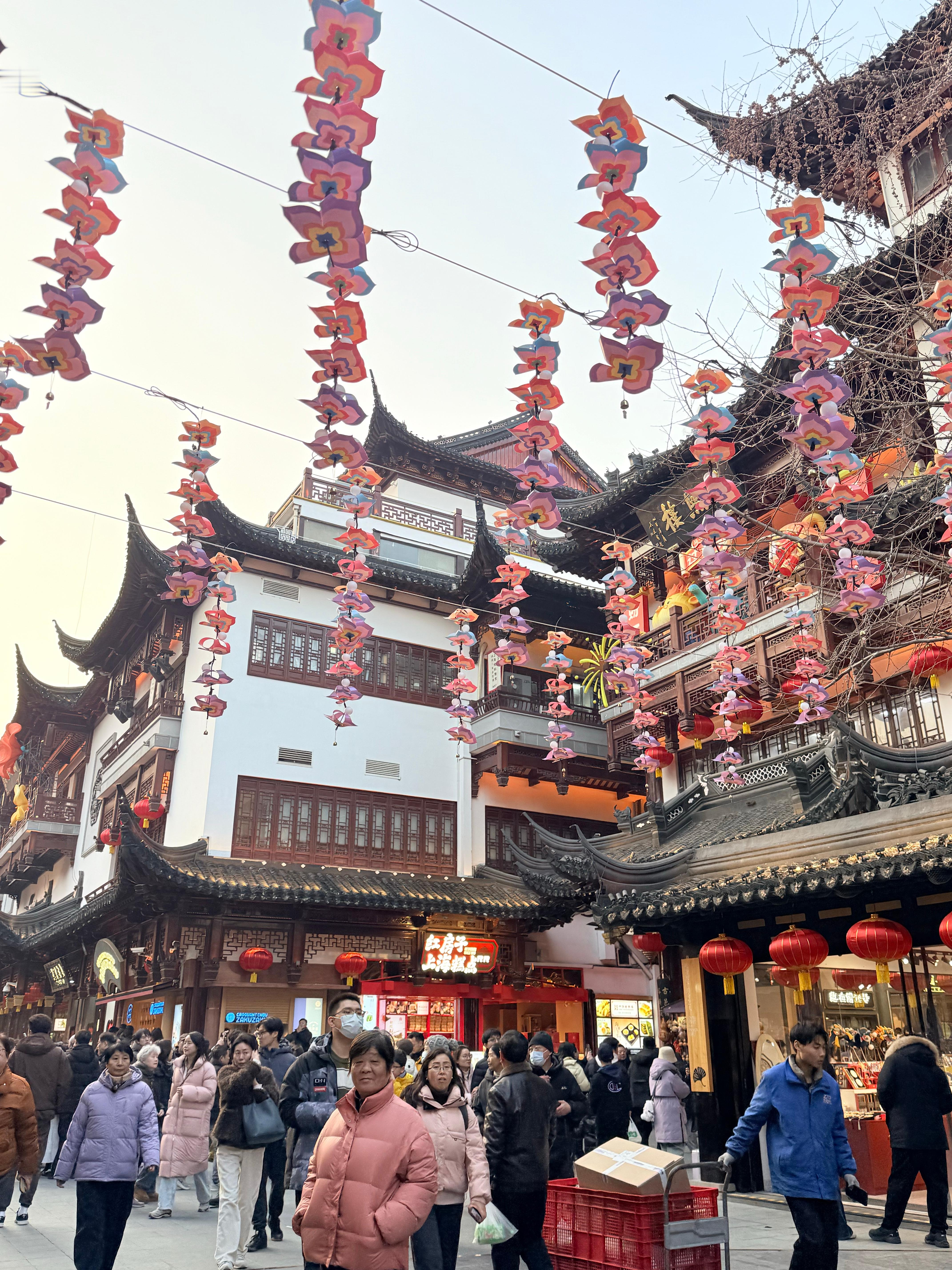 来上海那么多次，第一次走进城隍庙我以为这地儿没人会来，没想到人满为患啊… 