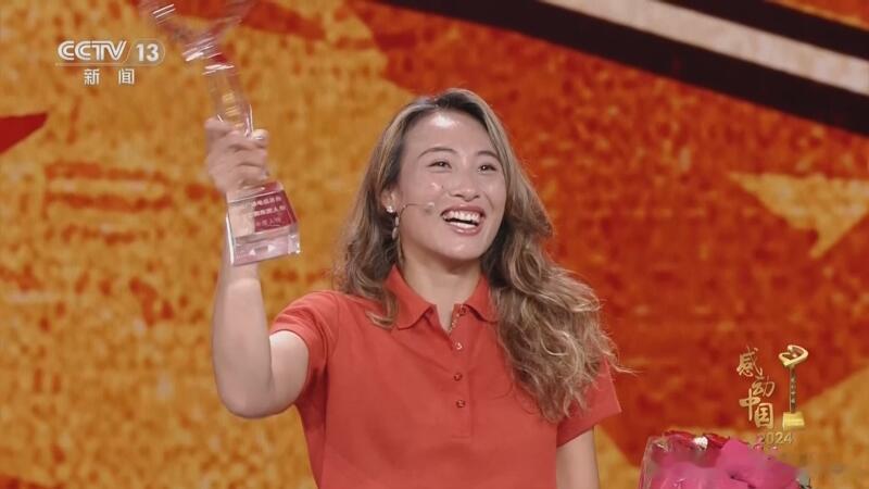 郑钦文获颁感动中国年度人物💪​看到 21 岁的郑钦文拿下感动中国年度人物真的爆