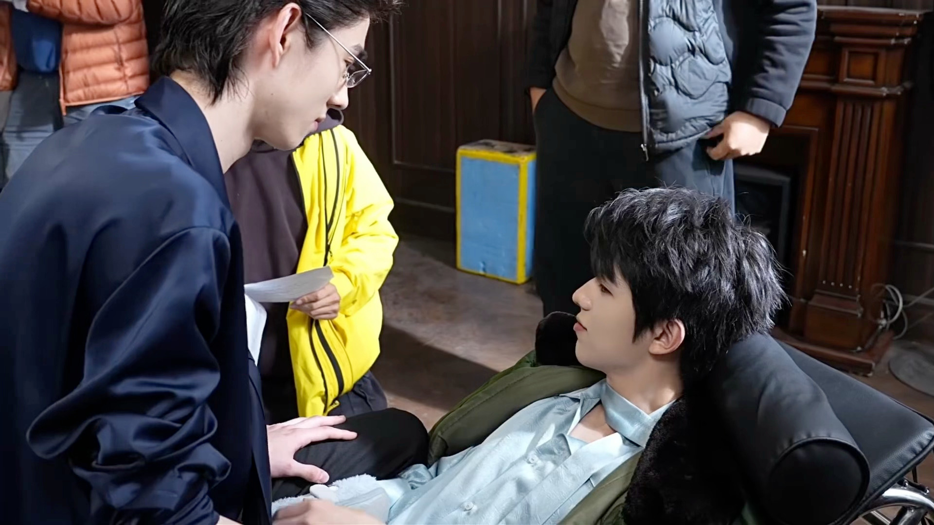我不知道这两个男孩子互弹对方扔子是啥意思