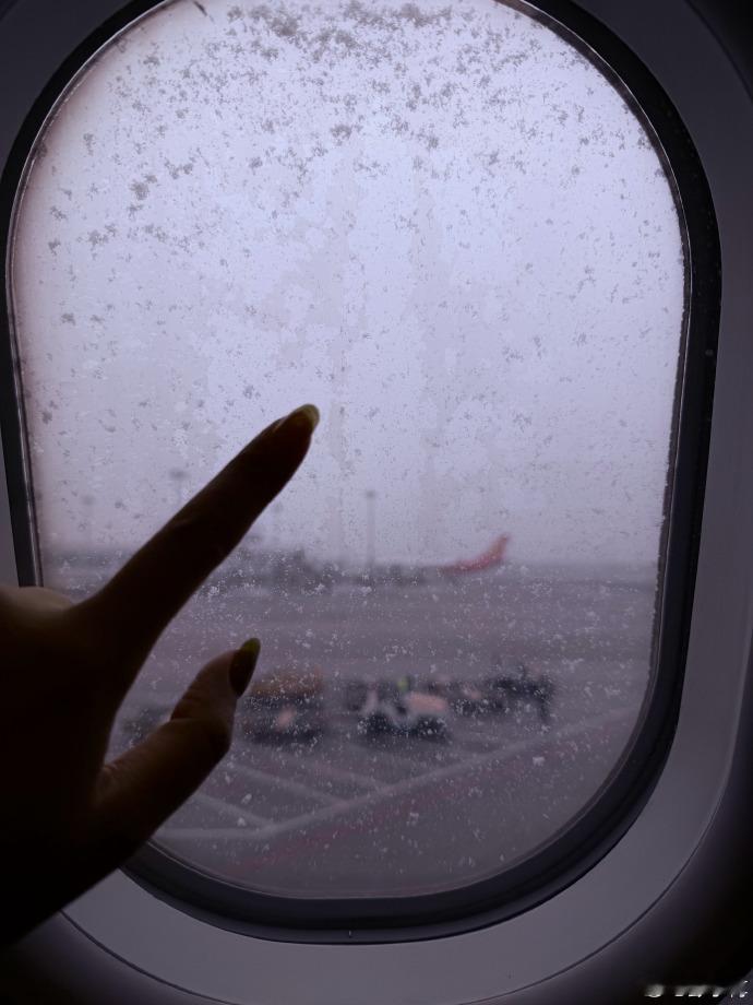 彭小苒落地的惊喜  彭小苒落地的惊喜真的是觉得太有意义了！祝大家初雪快乐，感受到