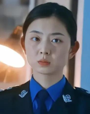  小五的扮演者武静丽，2000年出生，是山西人，职业是在山西一家琴行当老师。副业