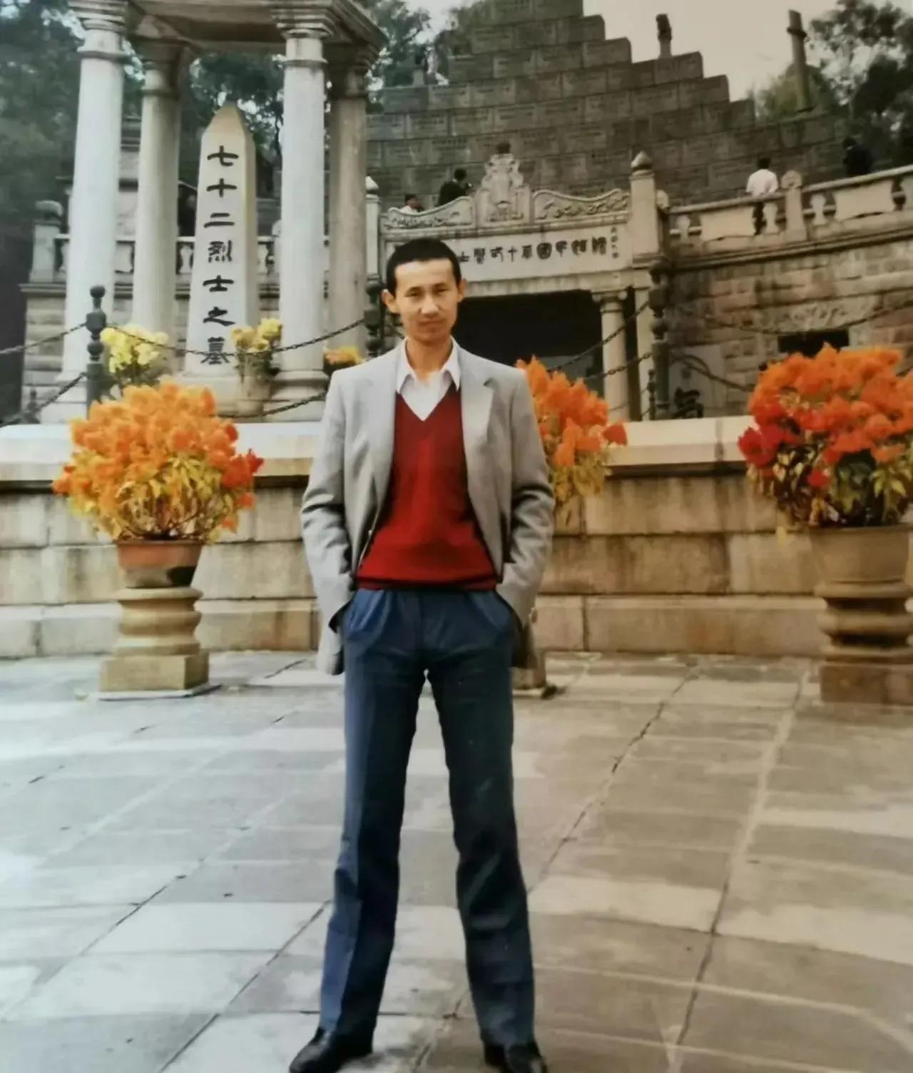 这是哪个明星？有人认出来了吗？
提示一下，上世纪九十年代的照片，唱歌的。冬日发文
