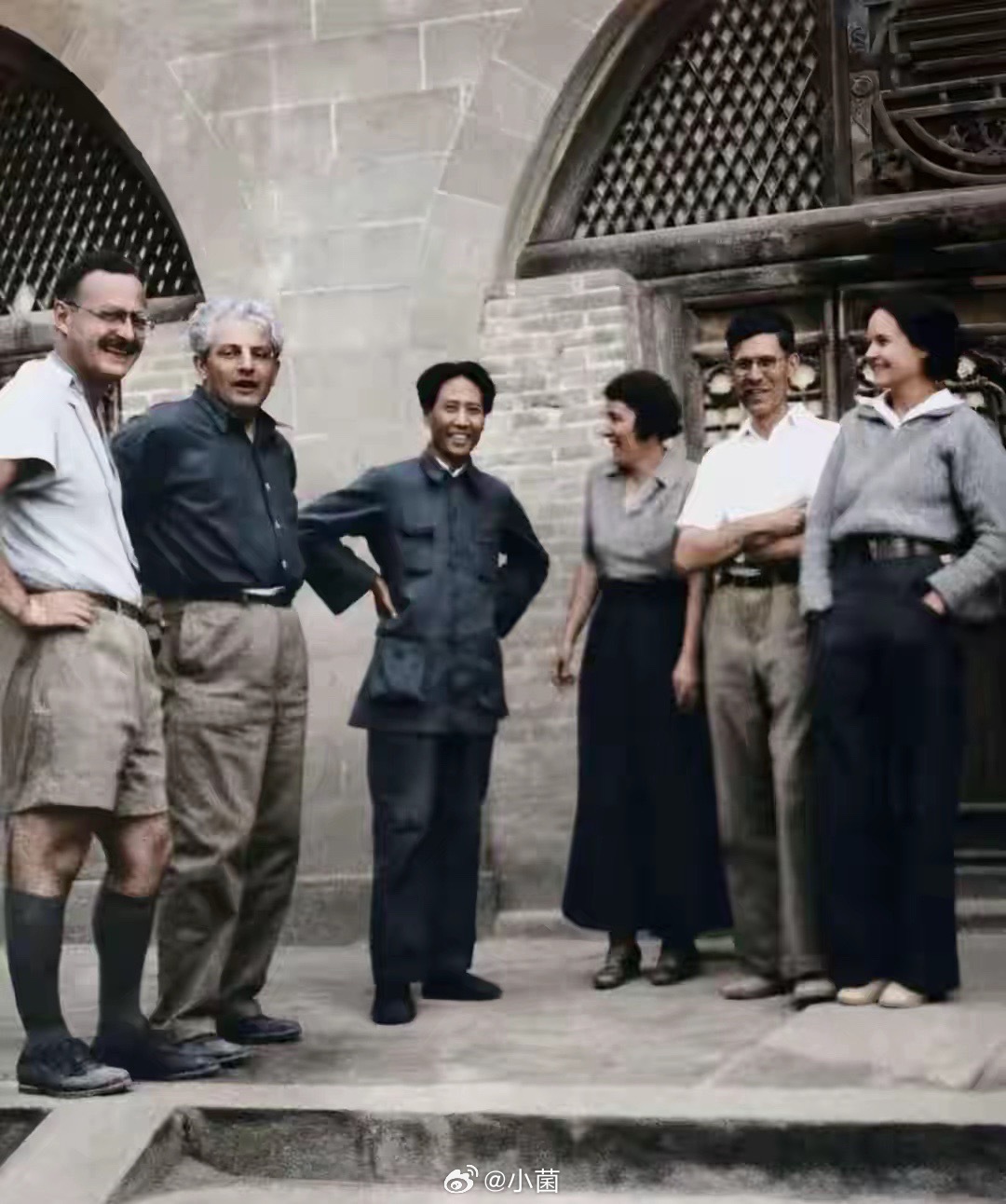 1939年，毛主席在延安窑洞前与埃德加·斯诺一行国际友人合影。斯诺作为第一位深入