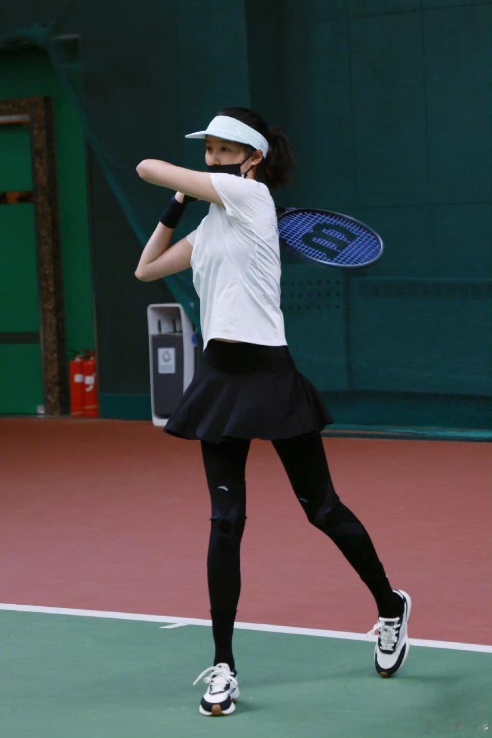 ！ 关晓彤又去打网球了！ 