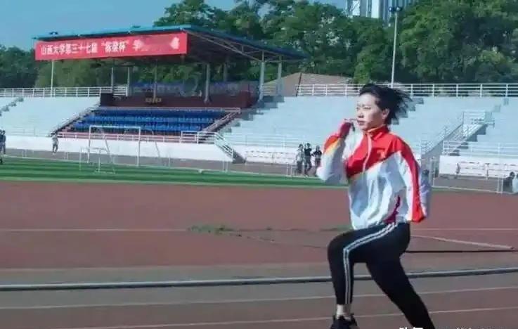 1994年，太原女婴因手臂残疾被抛弃，58岁拾荒妇人见其可怜，把她捡回家用面糊糊