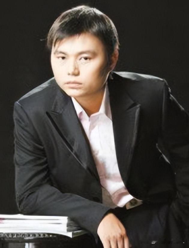 2009年的一天，顺德海关食堂大家正在吃饭。突然，一位领导盯着电视喊道：“这不是